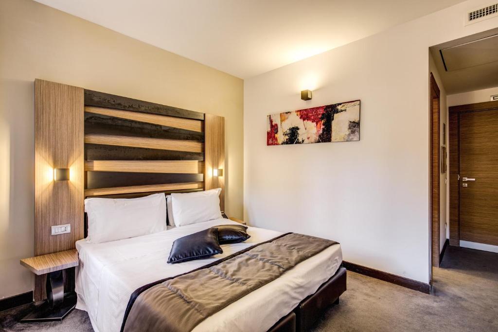 罗马Hotel Trevi - Gruppo Trevi Hotels的一间卧室,卧室内配有一张大床