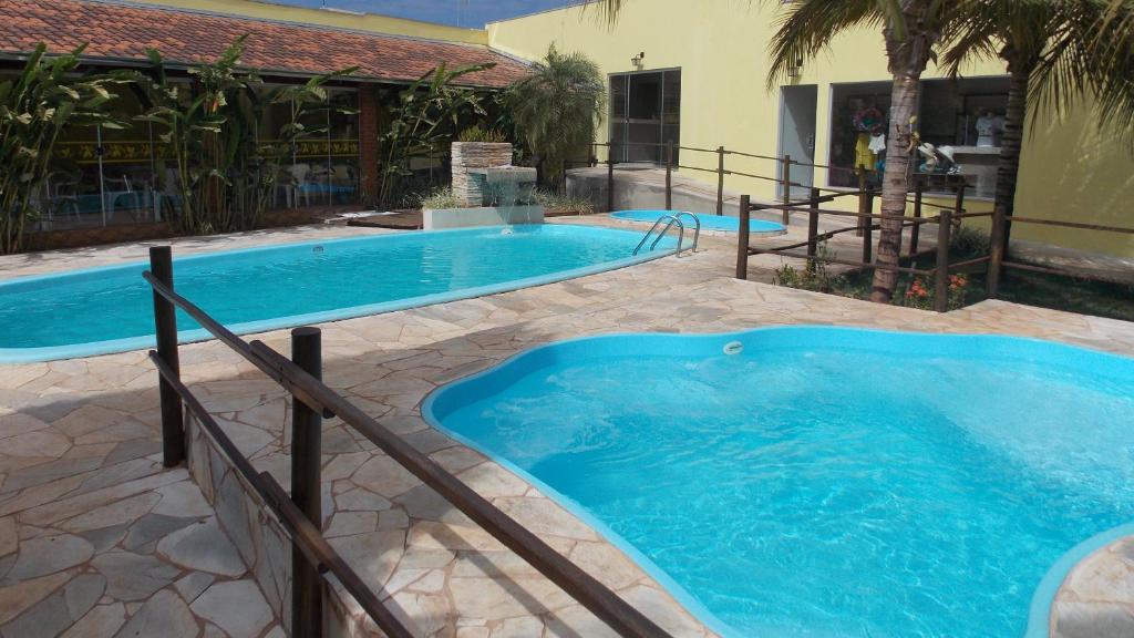 奥林匹亚阿尔德亚达思弗洛雷斯旅馆的庭院里的一个蓝色海水大型游泳池