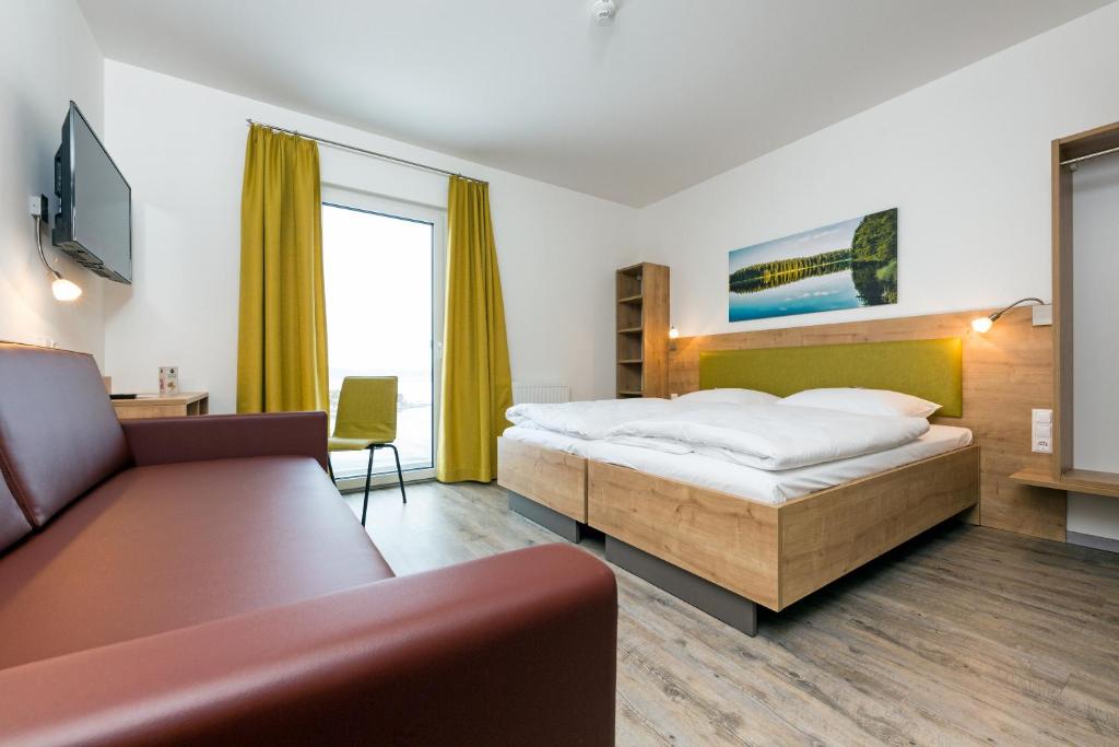 黑措根堡克莱维尔酒店的酒店客房,配有床和沙发