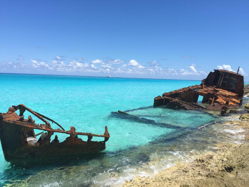 爱丽丝镇Bimini Seaside Villas - Pink Cottage with Beach View的海滩上一艘旧船