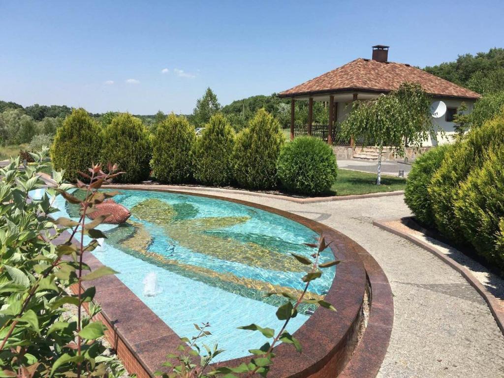 卡缅斯科耶Vesyolaya Rochsha的花园内的游泳池,带凉亭