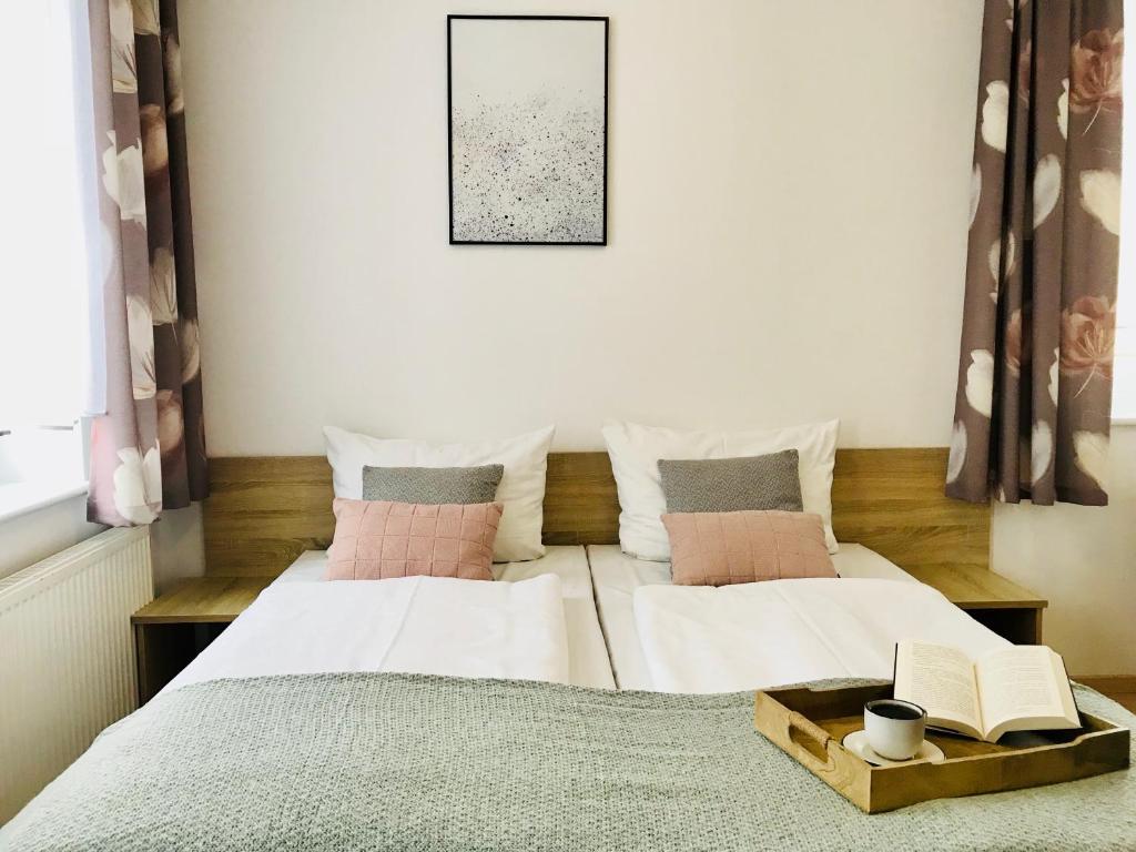 尤斯托尼莫斯基Azalia的一间卧室配有带2个枕头的床