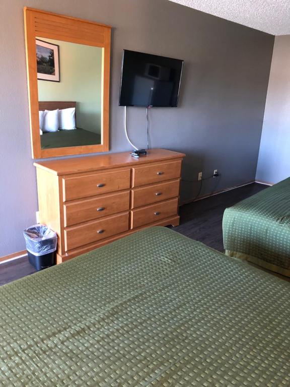Sumner萨姆纳汽车旅馆的酒店客房设有一张床和一个带镜子的梳妆台