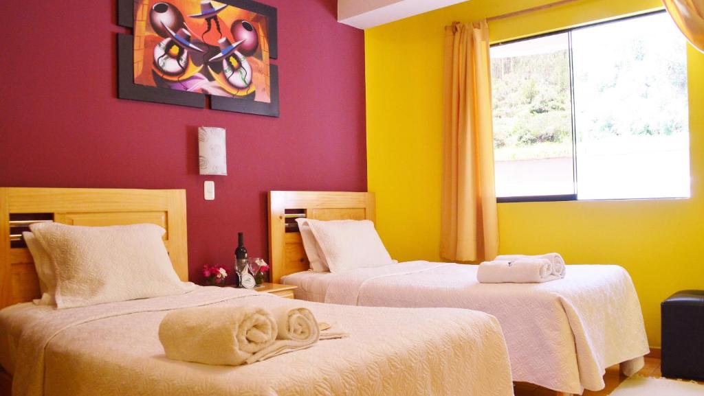 ChalhuancaSamay Wasi Hotel Chalhuanca的黄色和红色墙壁的客房内的两张床
