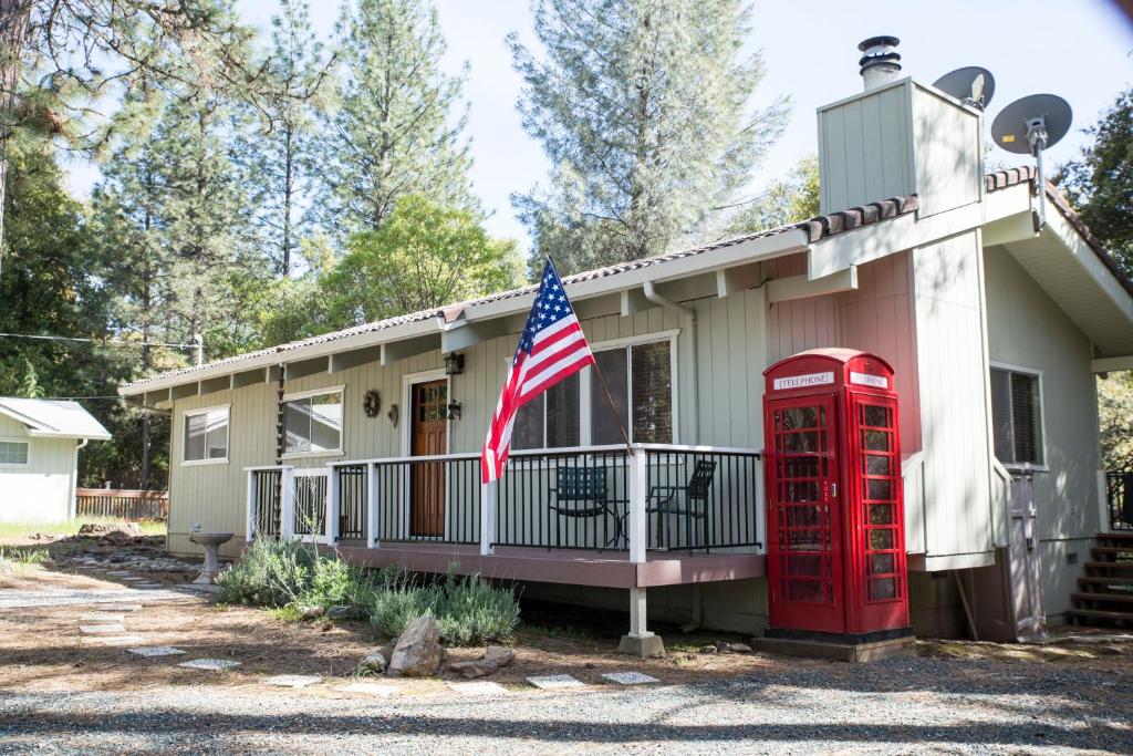 格罗夫兰约塞米蒂装备齐全的怡人山湖度假屋的一间房子,里面装有红色电话亭和美洲国旗