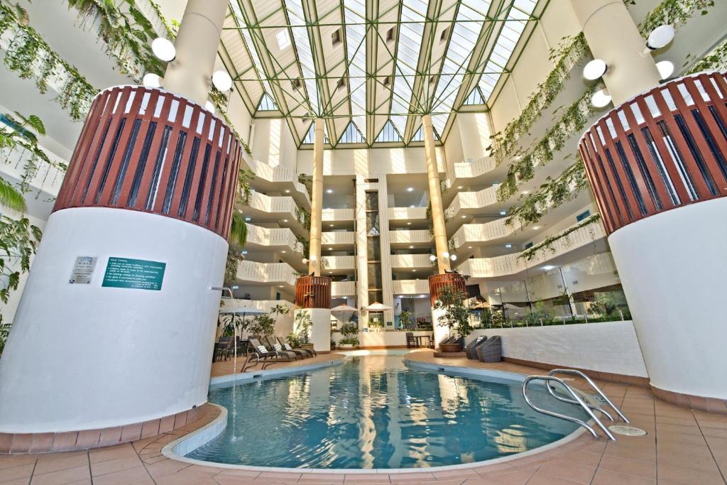 曼哲拉曼杜拉中庭酒店的酒店中庭的游泳池