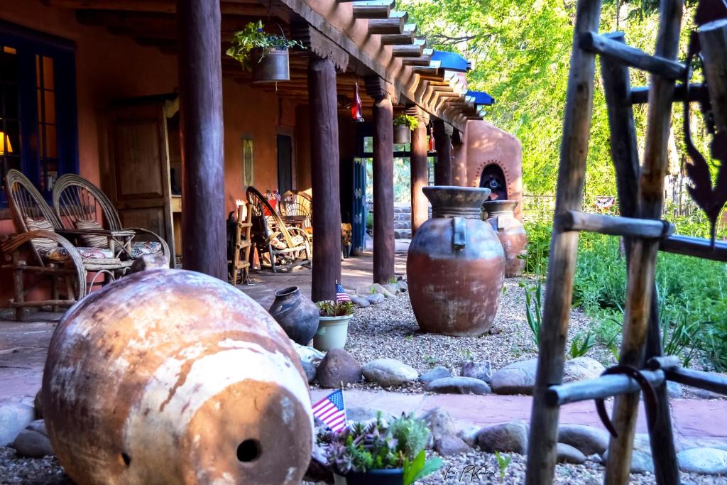 陶斯阿都比派恩斯住宿加早餐旅馆的一群大花瓶坐在建筑物外面