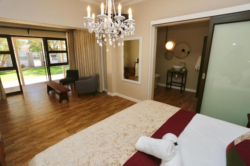 马林塔尔Boutique Guesthouse Mariental的一间卧室配有一张大床和一个吊灯。
