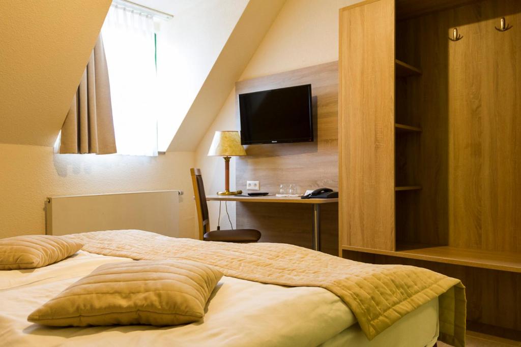 兰茨贝格兰茨贝格酒店的配有一张床和一张书桌的酒店客房