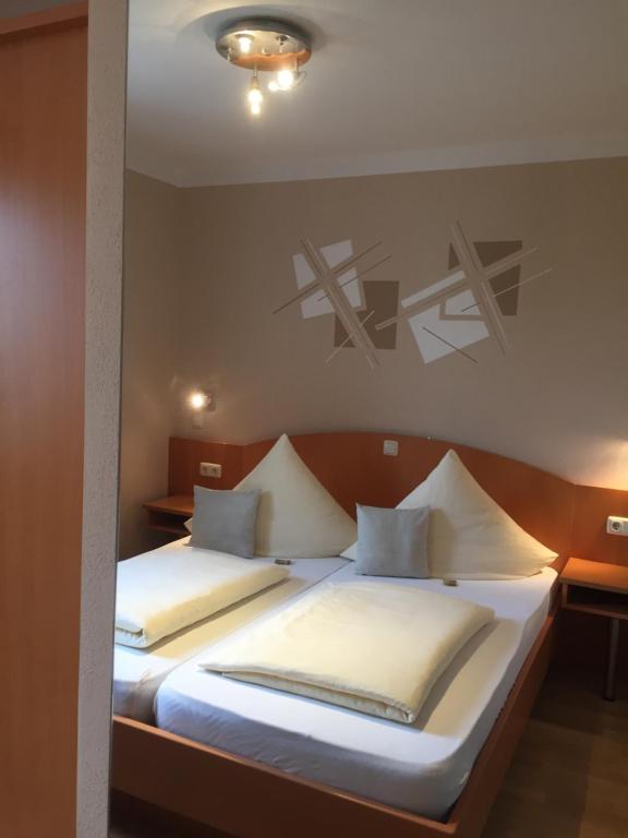 因戈尔施塔特瓦格纳宾馆 的一间卧室配有两张带白色枕头的床