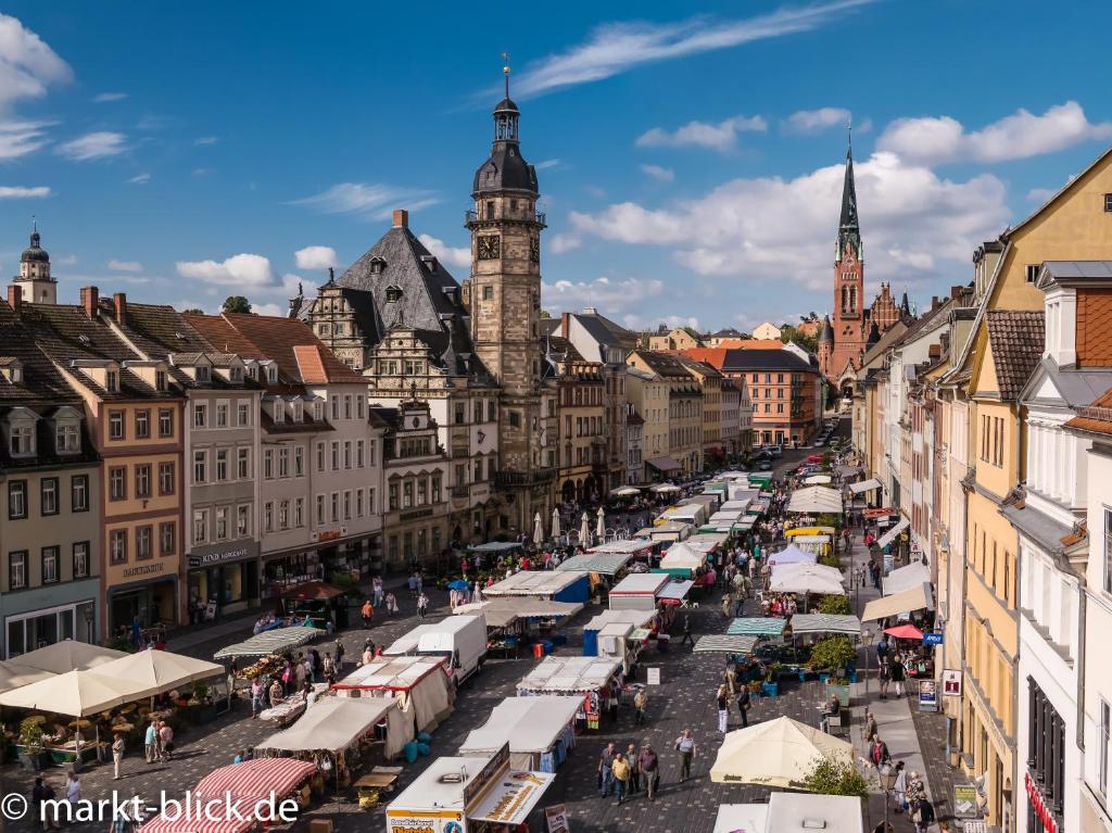 阿尔滕堡Marktblick - Ferienwohnungen LAUM Altenburg的城市市场的头脑