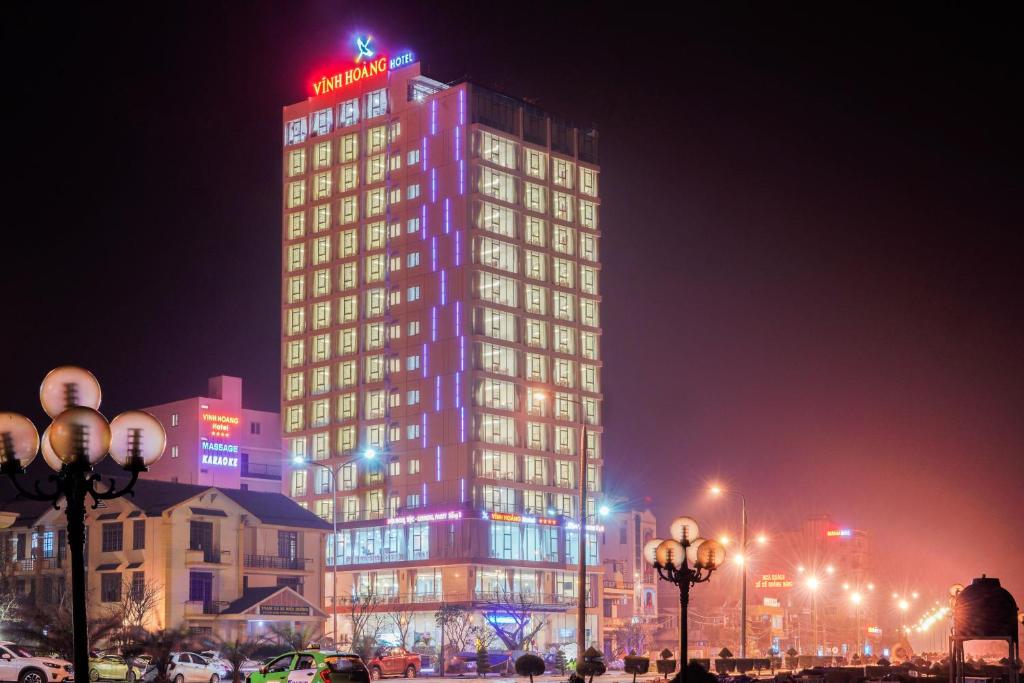 洞海文晃酒店的一座高大的建筑,上面有 ⁇ 虹灯标志