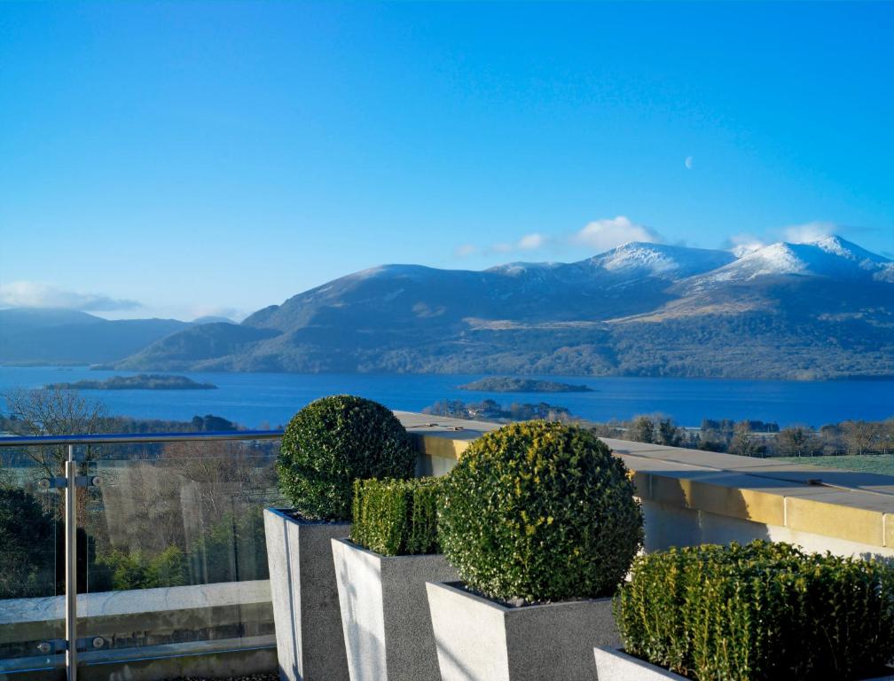 基拉尼阿多伽海茨温泉酒店的享有湖泊和山脉美景。