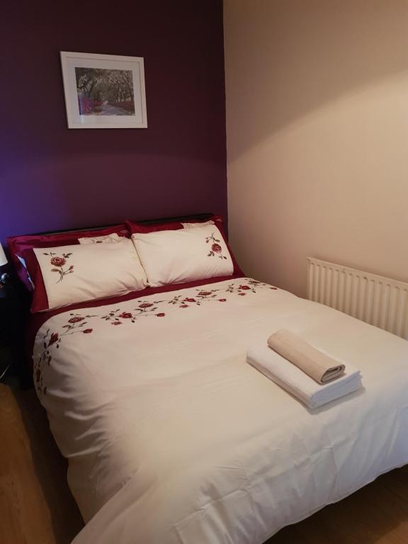 克劳道金阿什米尔旅馆 的卧室配有一张白色的床,上面有书