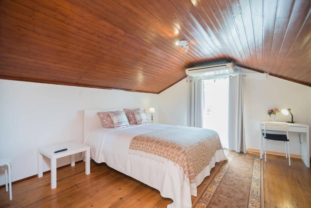 里斯本里斯本贝伦旅馆的一间卧室设有一张带木制天花板的大床