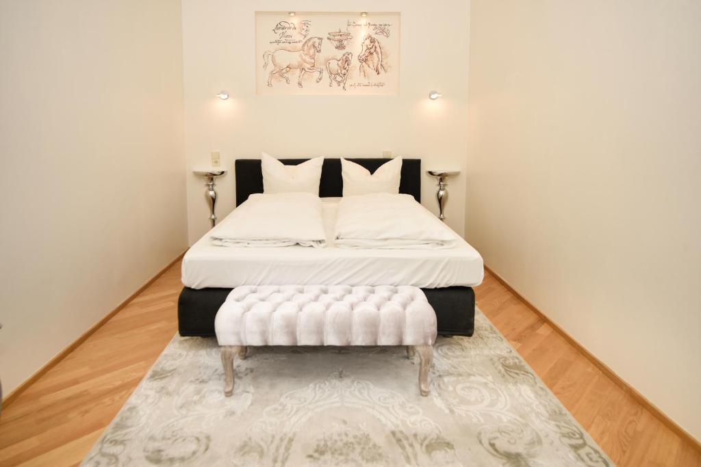 巴登-巴登Apartment am Kurpark的一间小卧室,配有一张带白色床罩的床
