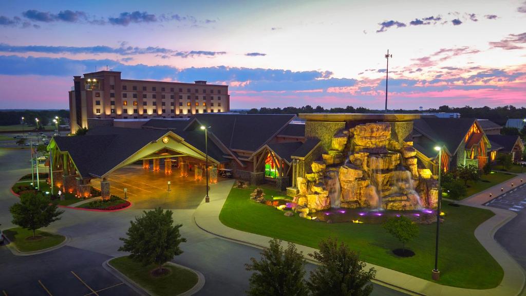 West Siloam SpringsCherokee Casino West Siloam Springs Resort的享有大楼空中景致,设有大型游乐场