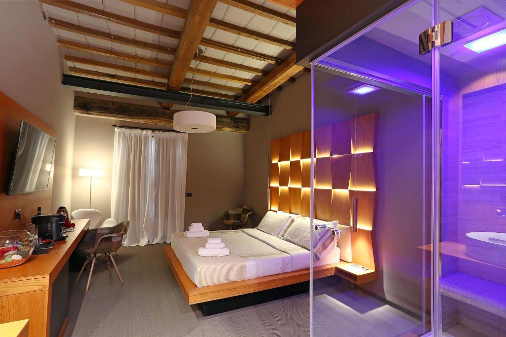 罗马Unicum Vite的一间卧室设有一张床和一个玻璃淋浴间