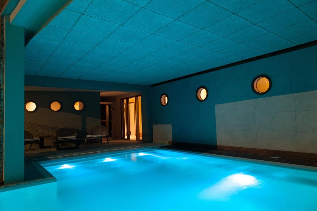 埃斯特角城2122艺术设计酒店的蓝色天花板客房中的游泳池