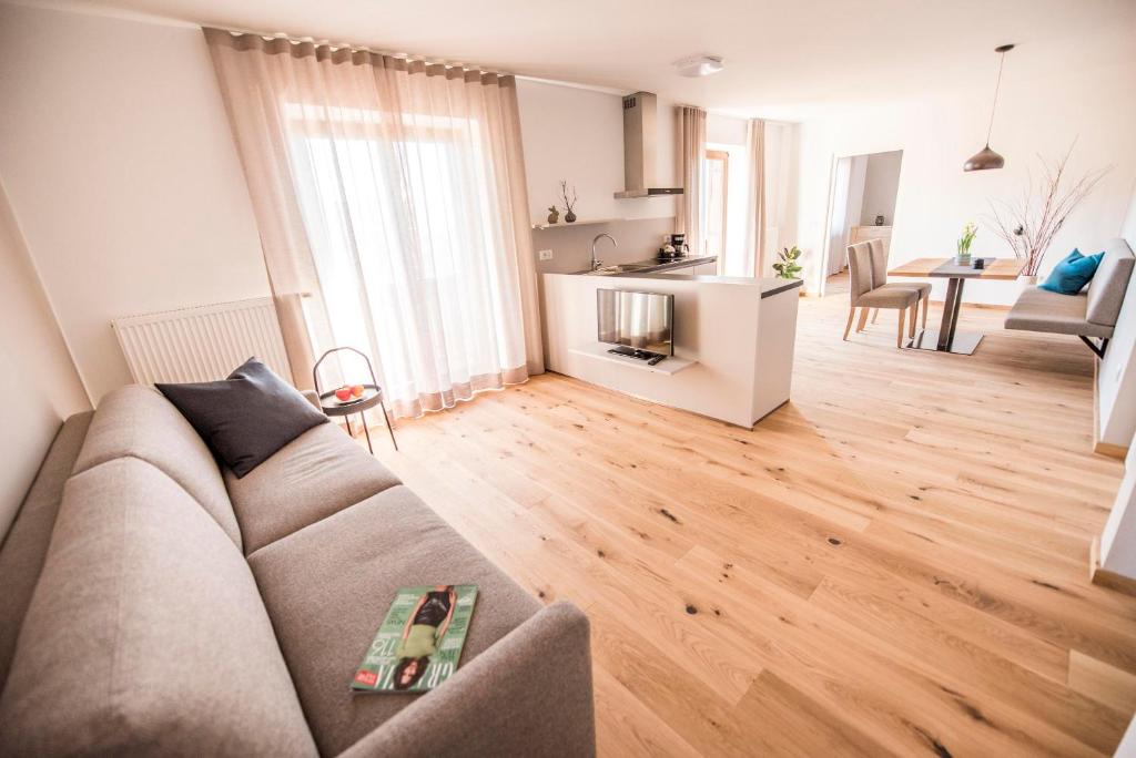 纳兹-夏韦斯Weinberg Apartments with Brixencard的带沙发和木地板的客厅