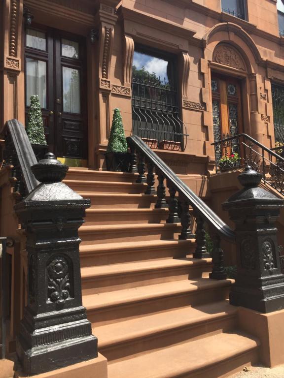 纽约哈莱姆格兰住宿加早餐旅馆 的房屋前的楼梯
