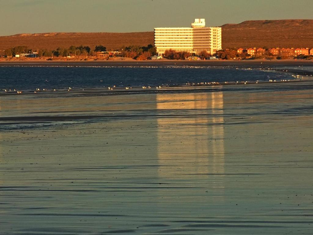玛德琳港马德林港拉耶特雷酒店的享有海滩美景,后面是一座建筑