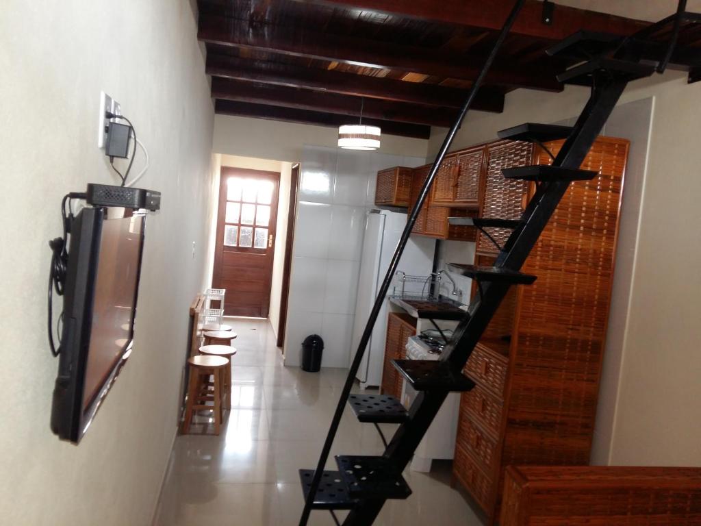 伦索伊斯Cantinho na Chi'apada的一间客厅,位于大楼内,设有螺旋楼梯