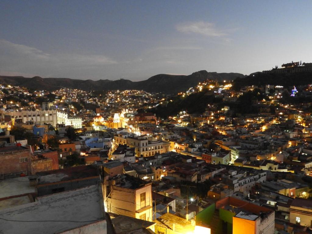 瓜纳华托La Lotería Panoramic House & Rooftop by Lunian的夜晚的城市景观