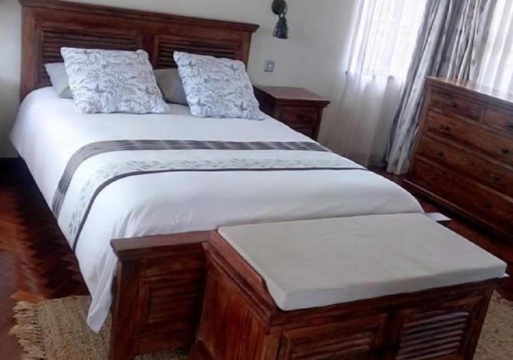 LimuruACK St.Julians Centre的一间卧室配有一张带白色床单的大床