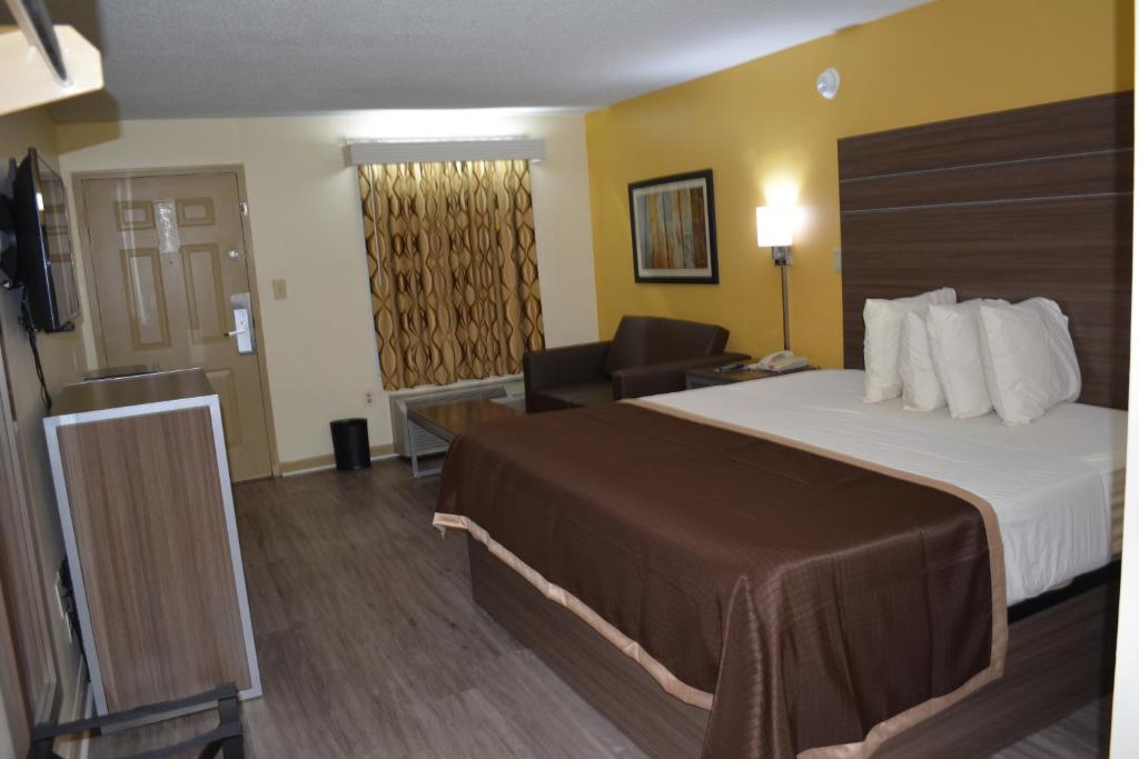 兰伯顿兰巴顿南方旅馆的酒店客房,配有床和电视