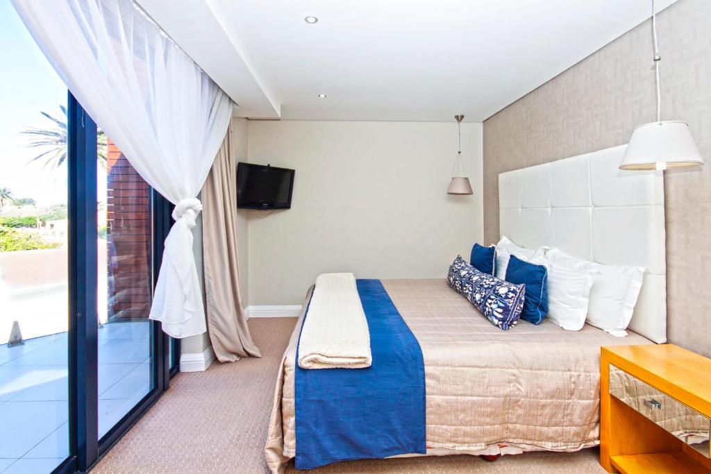 伊丽莎白港伊桑哥之门酒店的一间卧室设有一张床和一个大窗户