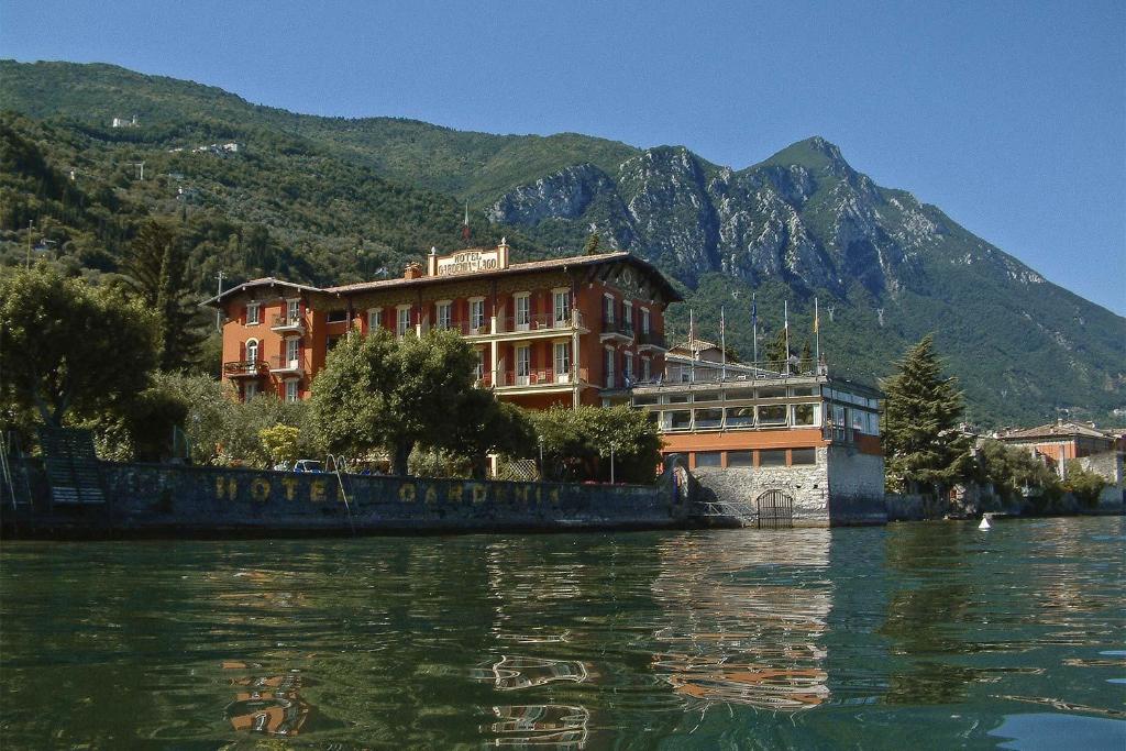 加尔尼亚诺Hotel Gardenia al Lago的水岸的酒店