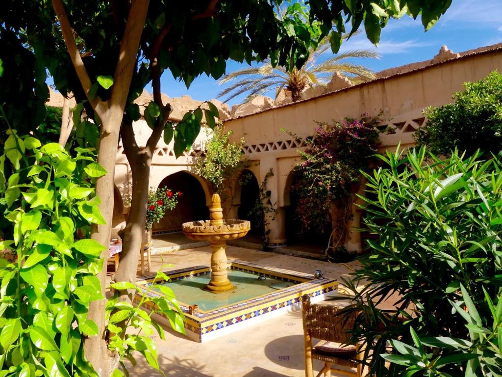 阿格兹Riad Tabhirte的房屋庭院中的喷泉