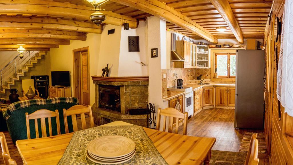 利普托斯基米库拉斯Chata Delta的厨房以及带桌子和壁炉的用餐室。