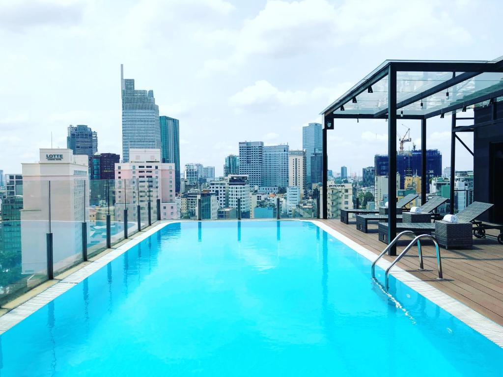 胡志明市胡志明市百艺酒店的大楼屋顶上的大型游泳池