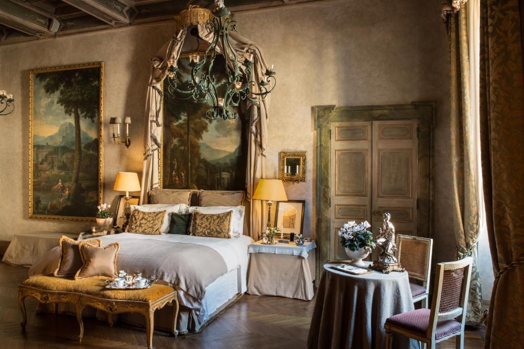 罗马拿破仑三世酒店的一间卧室配有一张壁画大床
