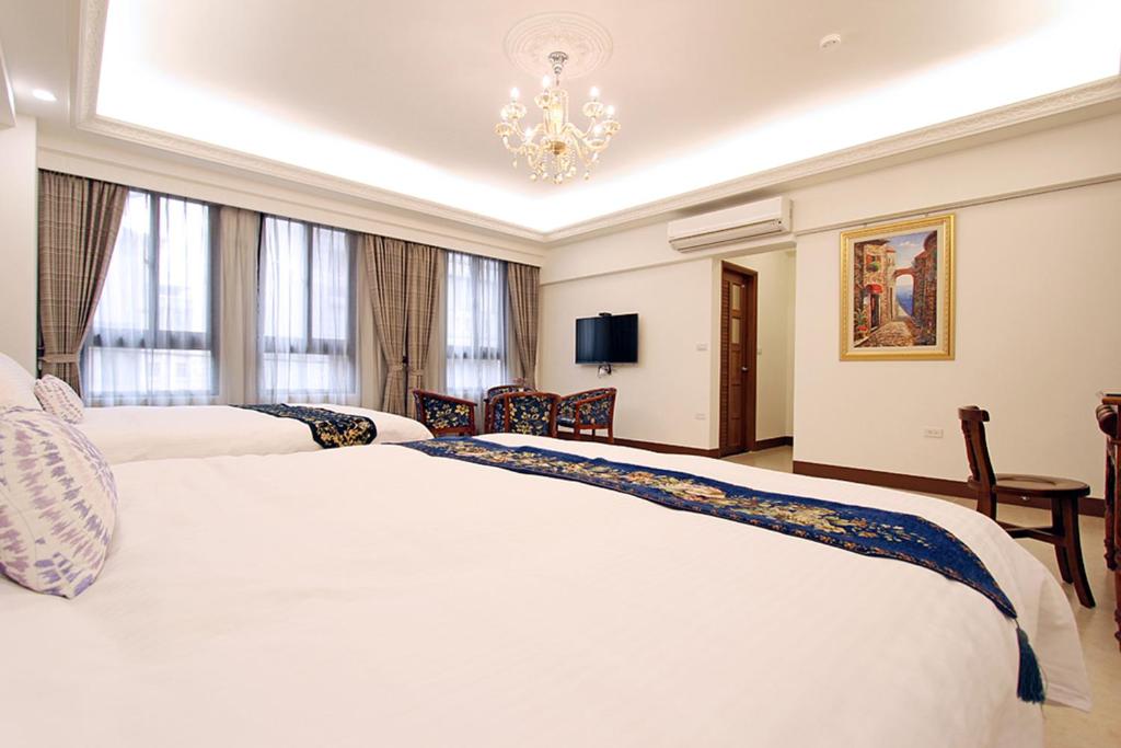 花莲市托斯卡妮民宿 的酒店客房设有两张床和吊灯。