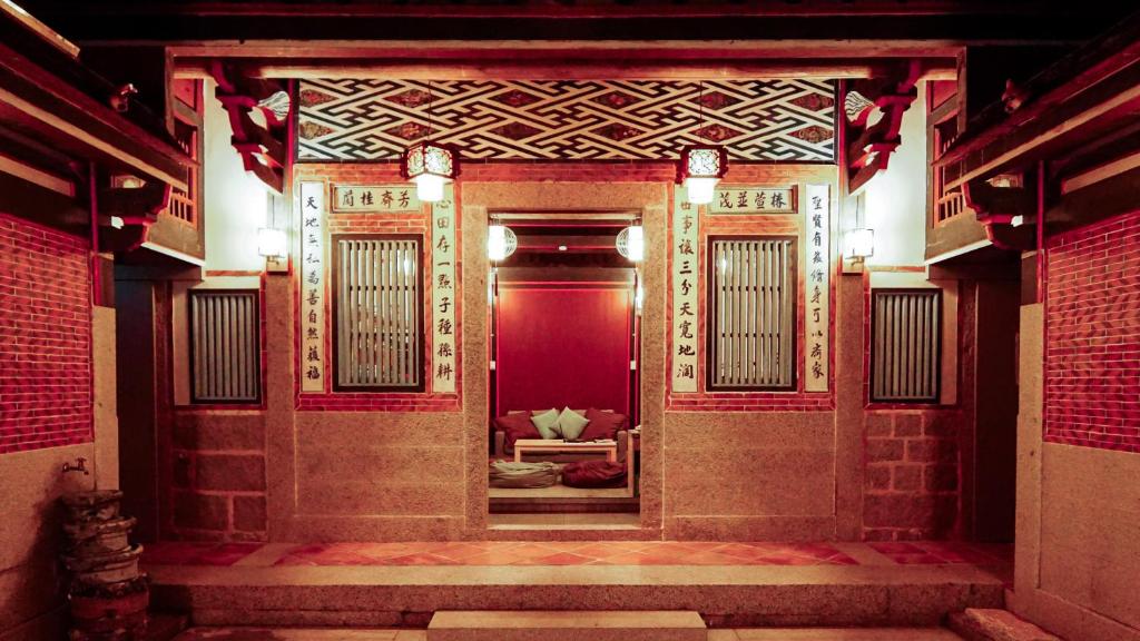 金宁乡Beishan Old Western Style Hostel的红色门的建筑物入口