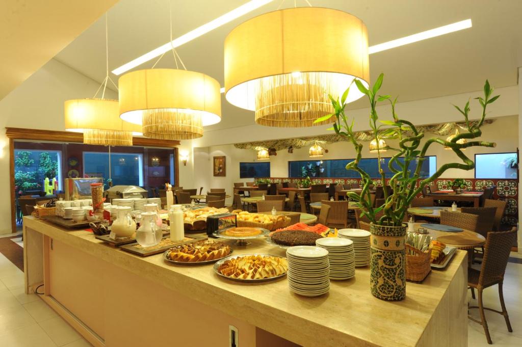 福塔莱萨珀特达普拉亚酒店的在餐厅里享用自助早餐,包括食物