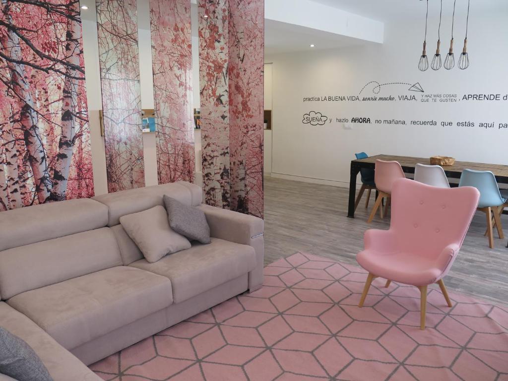 维多利亚-加斯特伊兹Apartamento VI-VI (Vida en Vitoria)的客厅配有沙发和桌子
