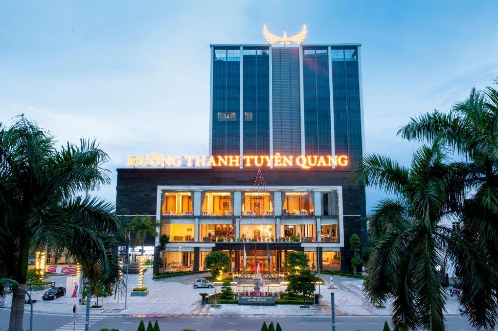 Tuyên Quang图岩况芒坦格兰德酒店的带有读取断翼标志的酒店