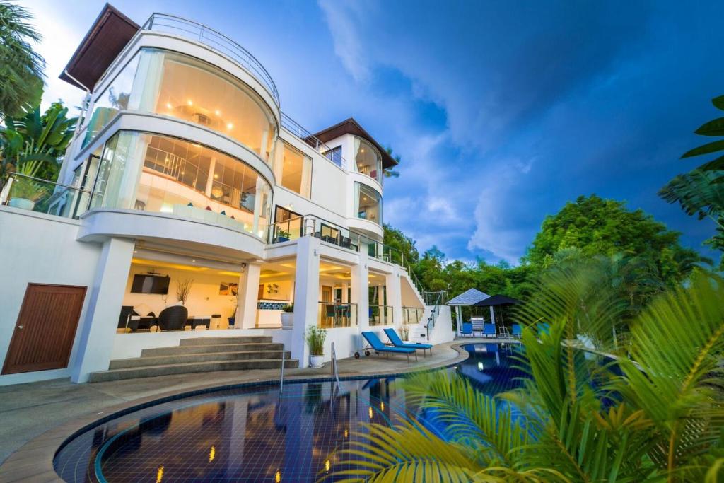纳通市White Stone - Luxurious Sunset View 4 Bed Pool Villa的一座大房子,前面设有一个游泳池