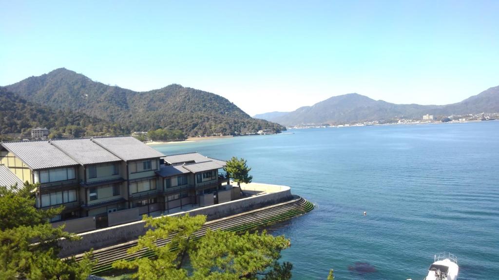 宫岛樱谷酒店的一座大水体岸边的建筑