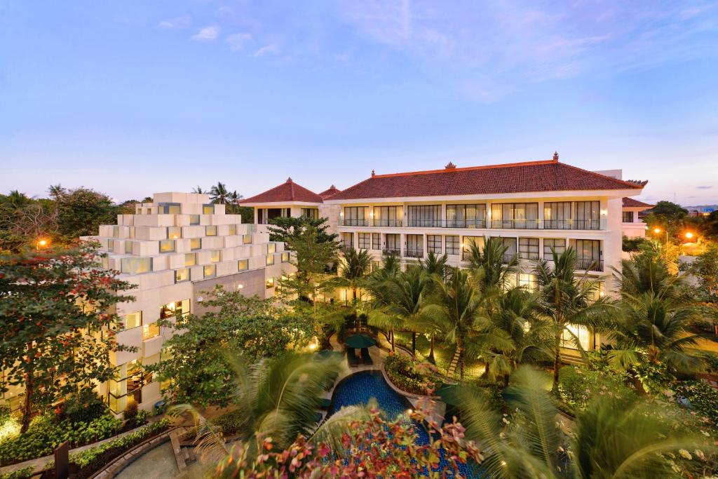 努沙杜瓦努沙杜瓦巴厘酒店的一座带游泳池的大楼,位于度假村前