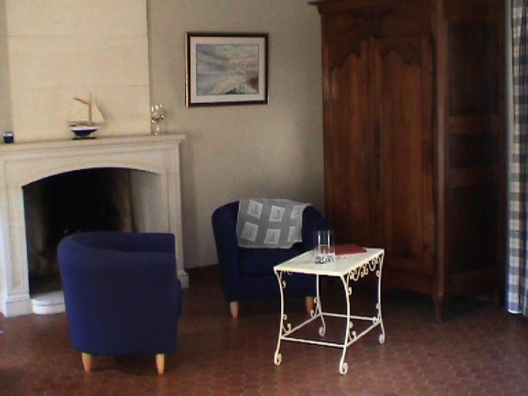 AmblieL'eau vive的客厅配有蓝色椅子和桌子