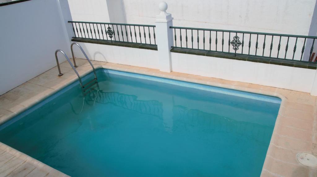 内尔哈内尔哈简约公寓的带阳台的大型蓝色游泳池