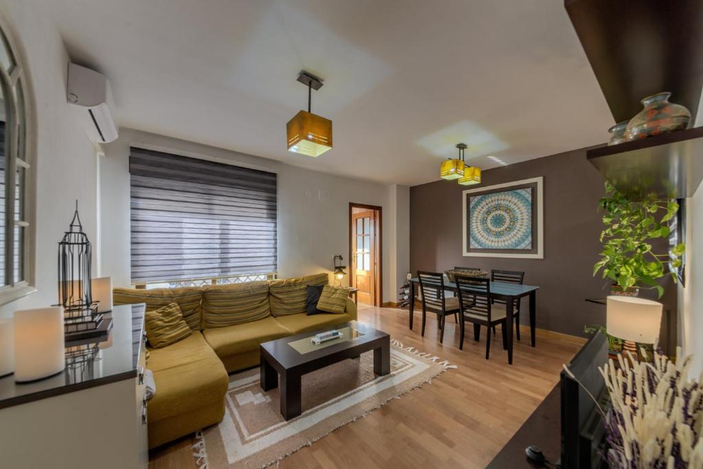 拉苏维亚Apartamento con encanto en Granada, La Zubia的客厅配有沙发和桌子