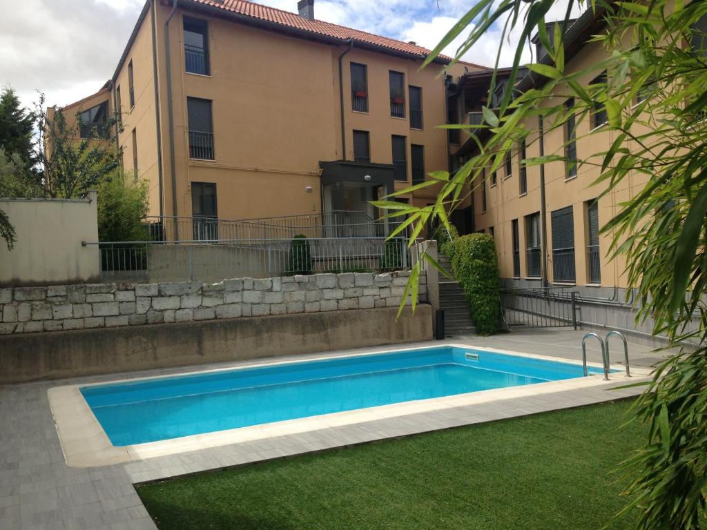 FuensaldañaFuensaldaña Turística的一座游泳池,位于一座建筑旁的院子内
