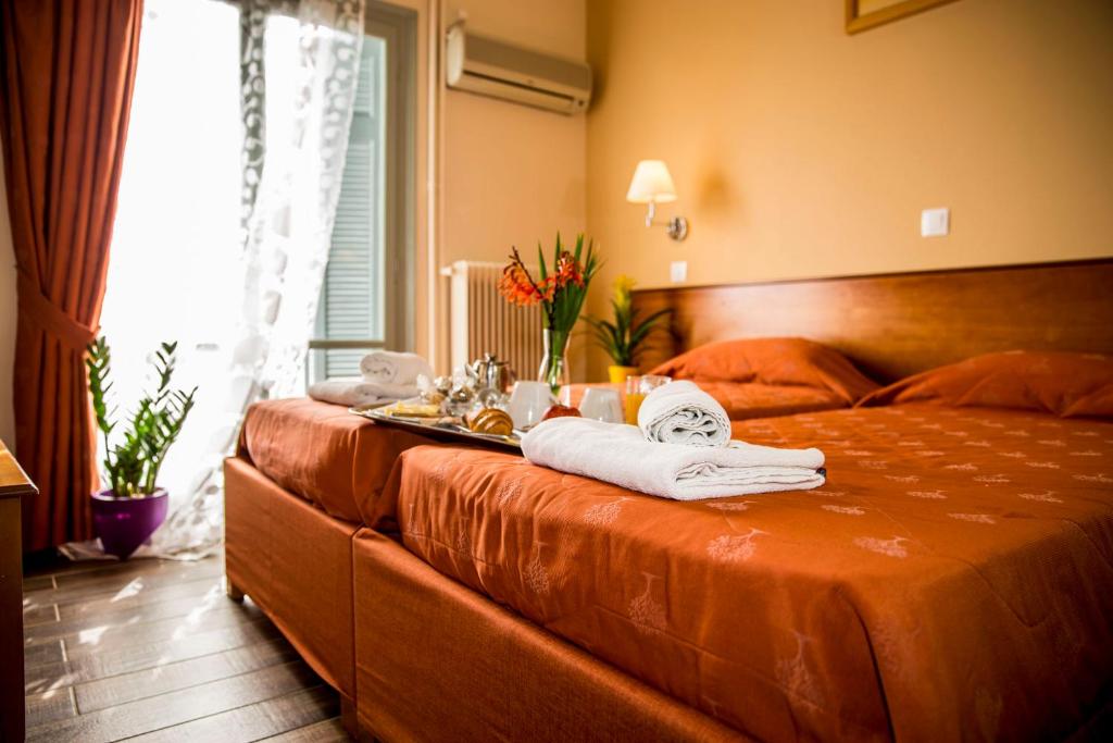 爱琴娜岛Togias Hotel的酒店客房 - 带两张床和床上的毛巾