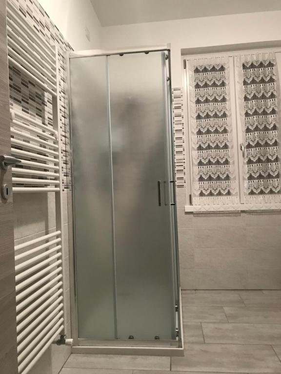 赫拉弗多纳基督徒住宅公寓的浴室里设有玻璃门淋浴